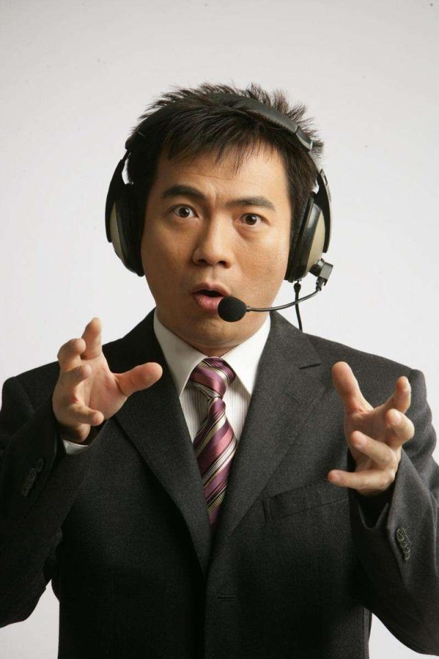 著名足球解说员黄健翔在中国搞足球不是勇士又是什么呢