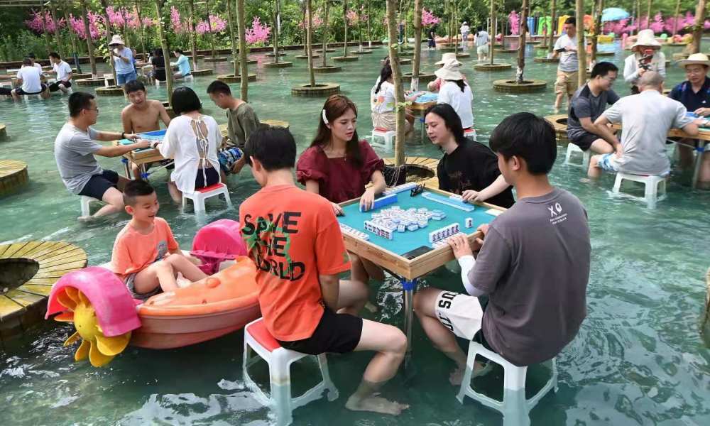 四川"水上麻将"走红,顾客一边"泡脚"一边打牌,网友:太巴适