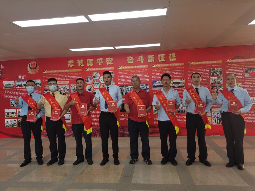 广州公交集团二汽增城分公司车长赖达怡(左三.通讯员供图