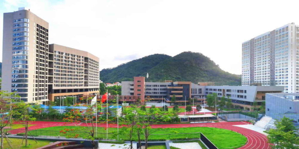 精英管理团队对河源市紫金中学和新建的九年一贯制学校进行委托代管