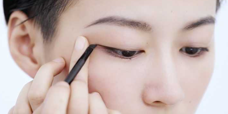 单眼皮画眼尾,线条向后拉出的长度应控制在3-5mm.