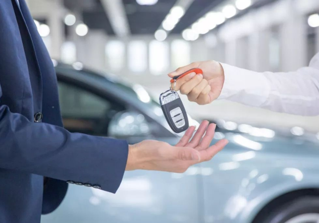 女司机车管所摇号，看到车牌号满脸通红，网友：这谁好意思挂？