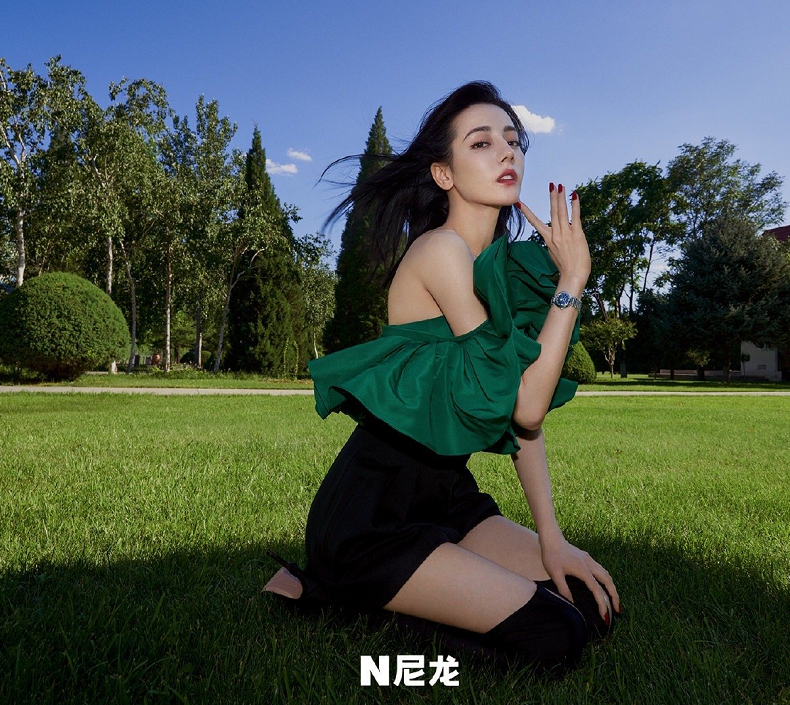 迪丽热巴不愧是"浓颜系"长相!穿绿衣搭红唇视觉冲击力太强了