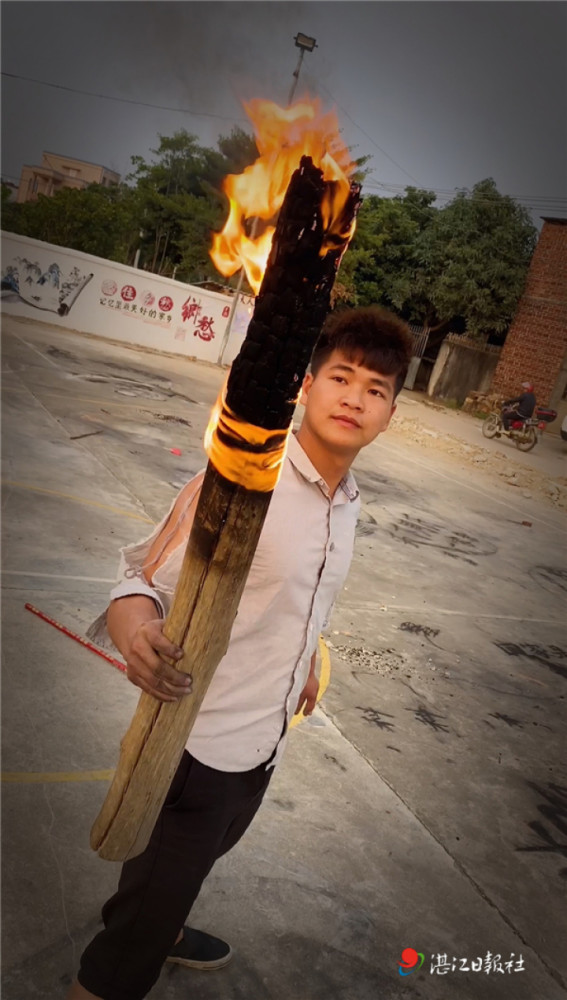 95后廉江小伙用烧火棍绘出杨倩摘金图