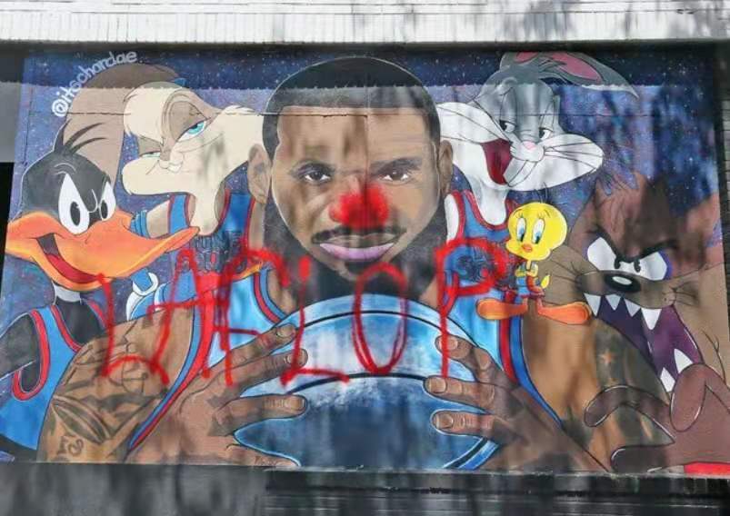 nba 被讽刺为小丑 勒布朗壁画被涂鸦