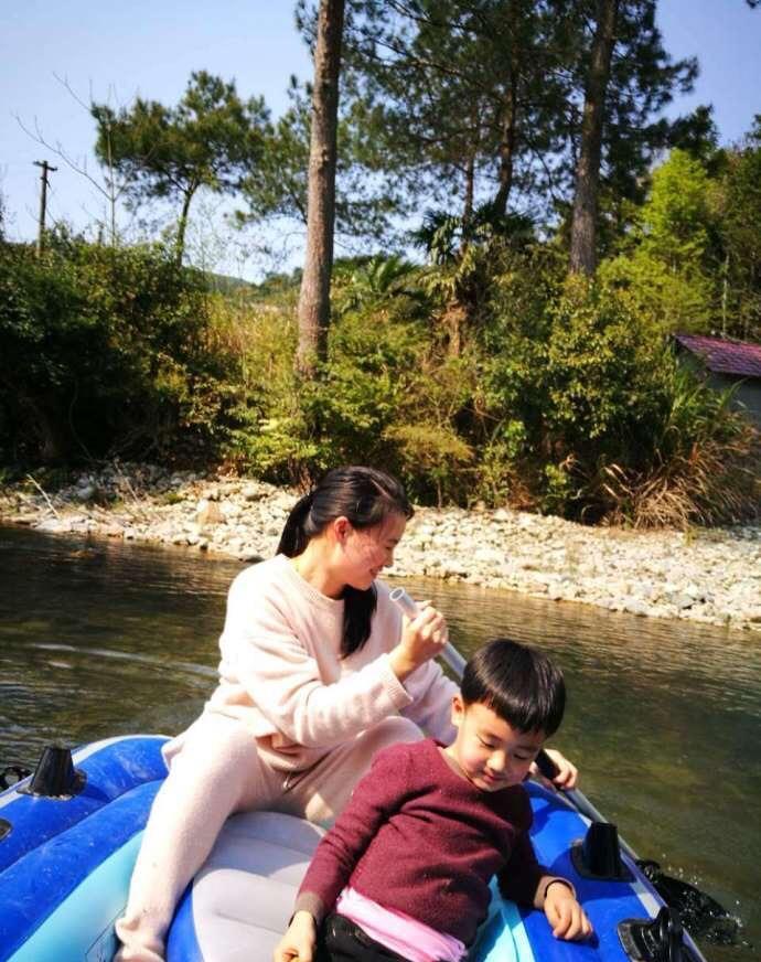 朱舅舅和妹妹和三个小外甥的爱,藏在一张张相片里