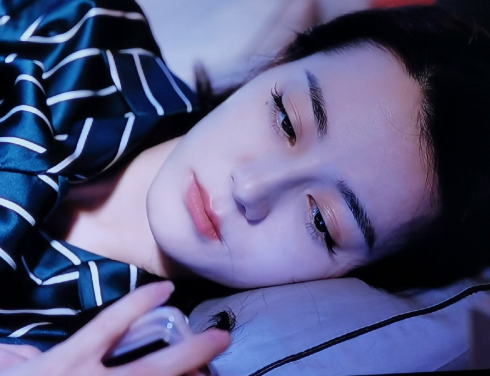 《你是我的荣耀》不接地气,热巴睡觉不卸妆,杨洋演技依旧像"肖奈"