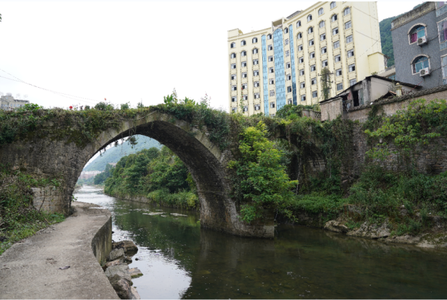 红军桥上看巨变黔南篇瓮安红军桥新旧更替发展路越走越宽