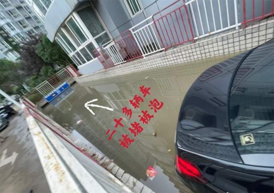 车库门排行_奔驰车暴雨当天堵住车库门,致车库里的车被泡,车主:没人通知我