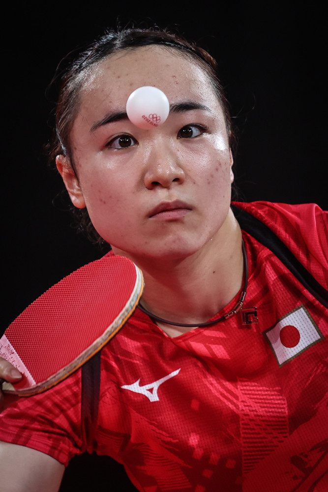 7月28日,日本选手伊藤美诚在比赛中发球.新华社记者 潘昱龙 摄