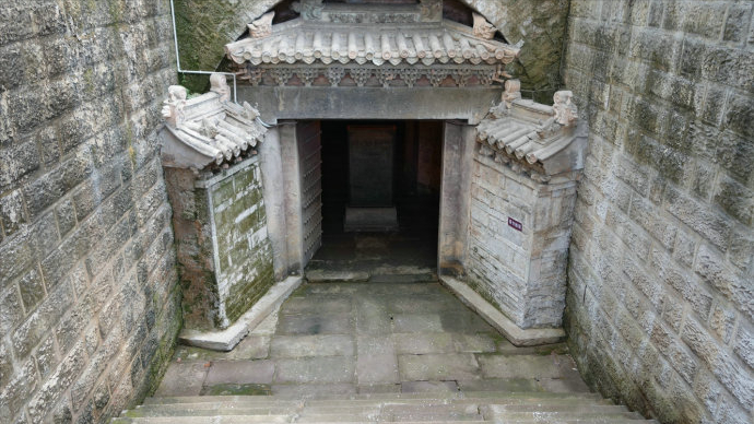 那么问题来了,既然墓主人的身份已经真相大白了,墓门后那具散落的尸骸