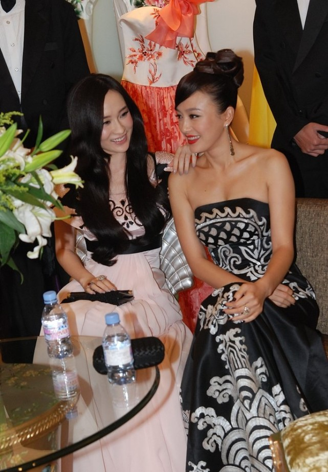 秦岚五官真明艳扎着便便头也不俗气和霍思燕同框好养眼