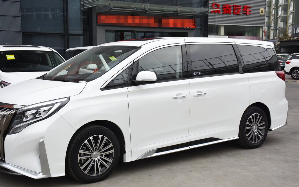 国产“陆地头等舱”狂甩32683辆，气势不输埃尔法，比GL8便宜一半