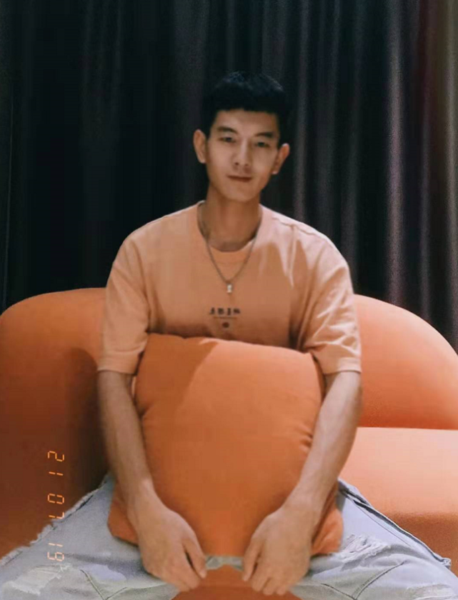 王迪带伤救灾,退伍军人退役不褪色,曾参演《觉醒年代》