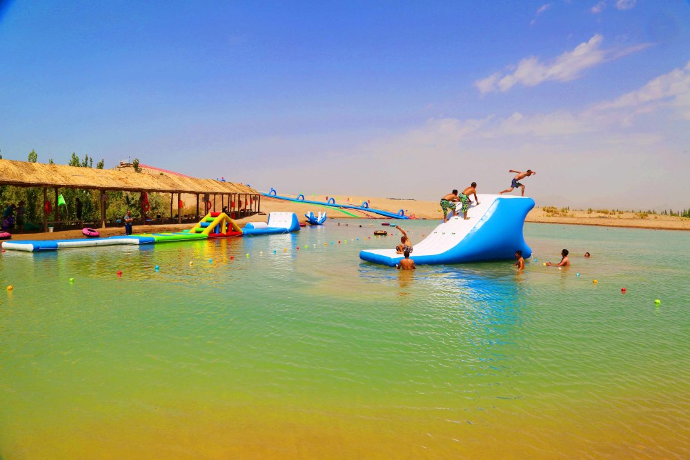 新疆库车首个沙滩水上游乐项目开业