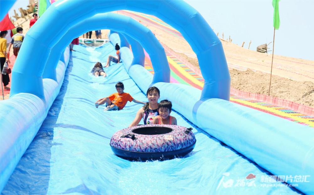 新疆库车首个沙滩水上游乐项目开业
