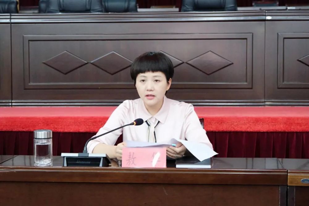 敖华为县政府系统上党风廉政建设专题党课