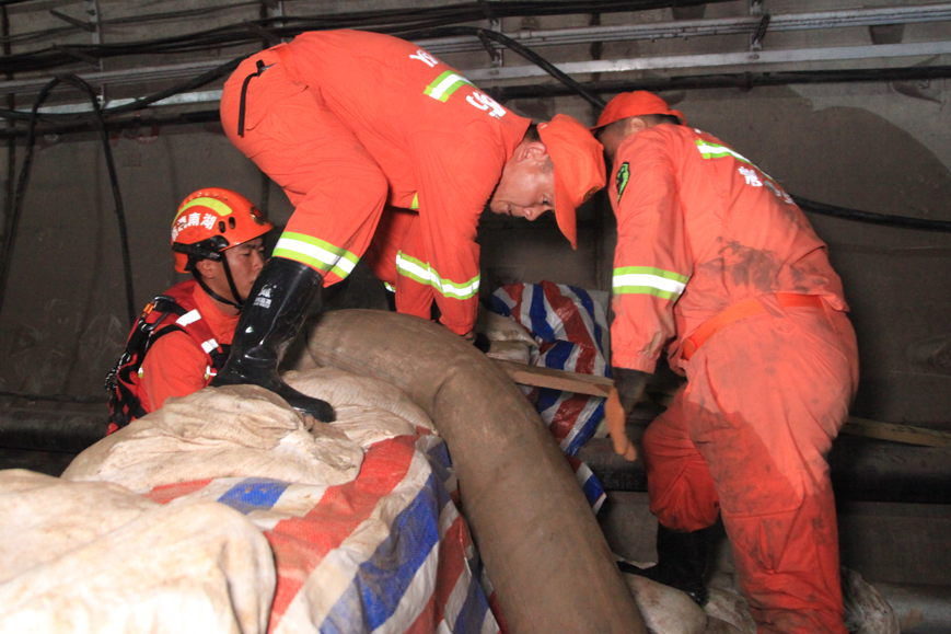 14人遇难万众瞩目的郑州地铁5号线排涝进行中