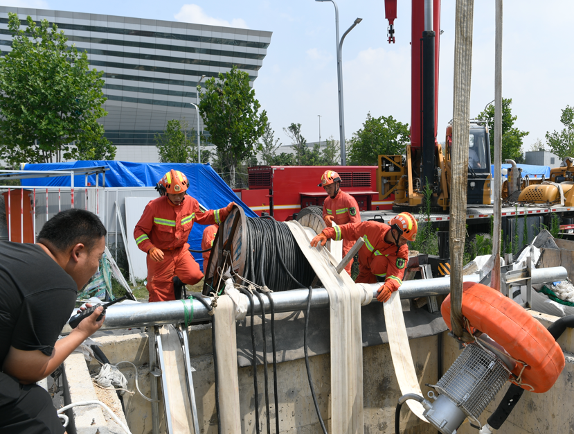 长沙消防救援人员在郑州市奥体中心地铁站6号线与14号线的换乘站展开