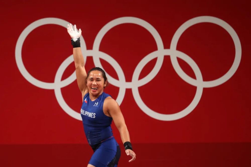 会舞台改造成的举重赛场上,全场目光聚焦在最后一个出场的迪亚兹身上