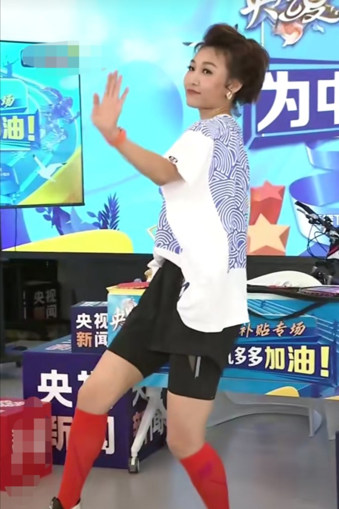 央视主持李梓萌现身直播跳健身操力度到位婚姻状况至今是谜