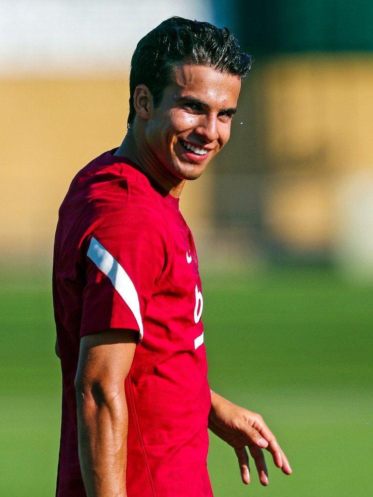 巴萨晒普吉训练照,皮克转发调侃:范佩西_腾讯新闻