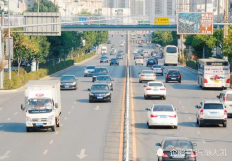 “转向灯新规”已经多处实施，违者罚300记1分，朋友尽快了解