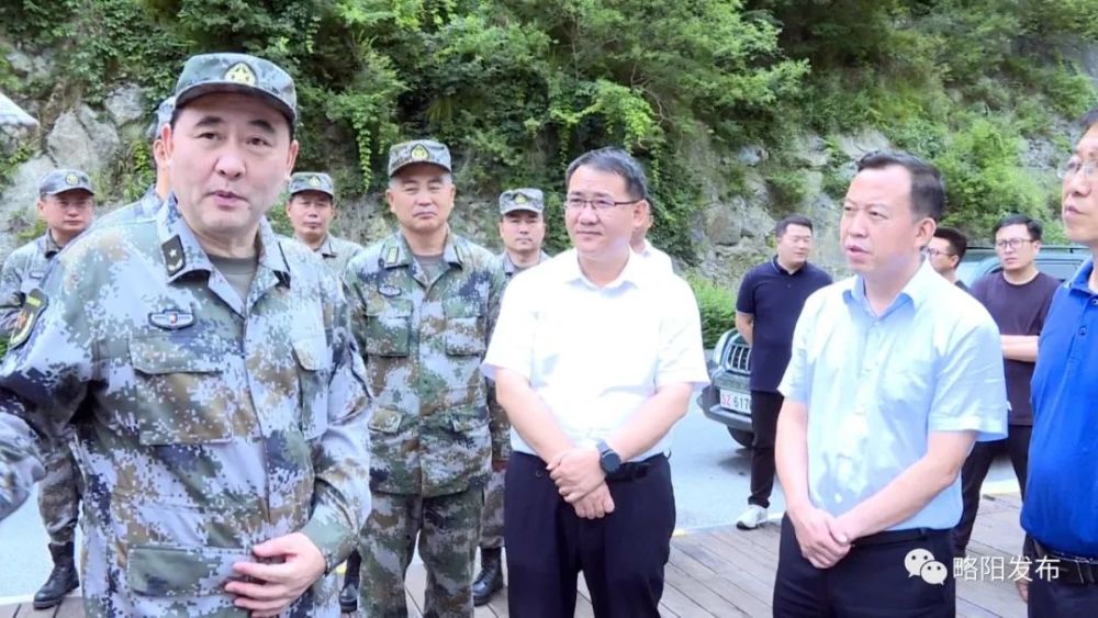 陕西省军区司令员赵天翔来略阳检查调研