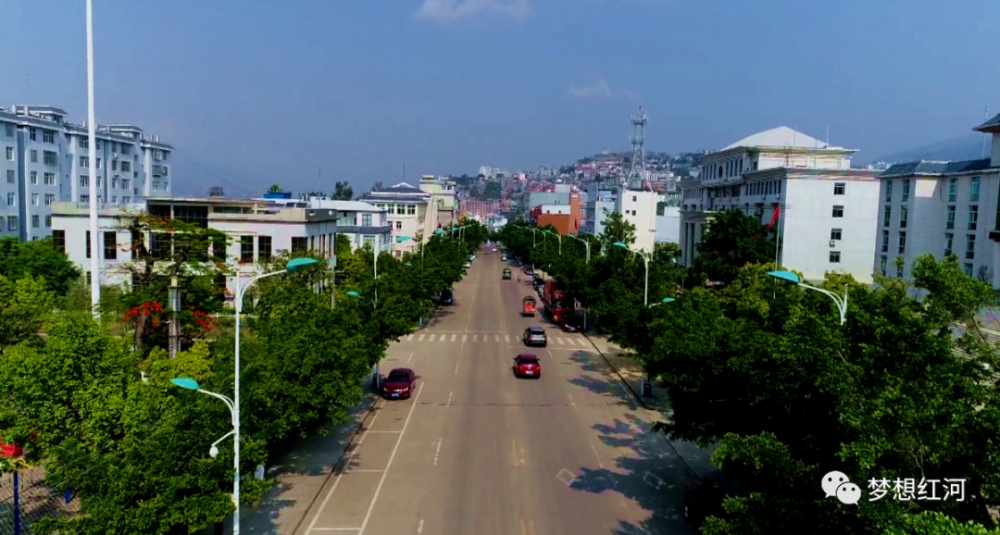 上县城主干道被绿树鲜花包围了楼道,墙面变得更干净了红河县城卫生