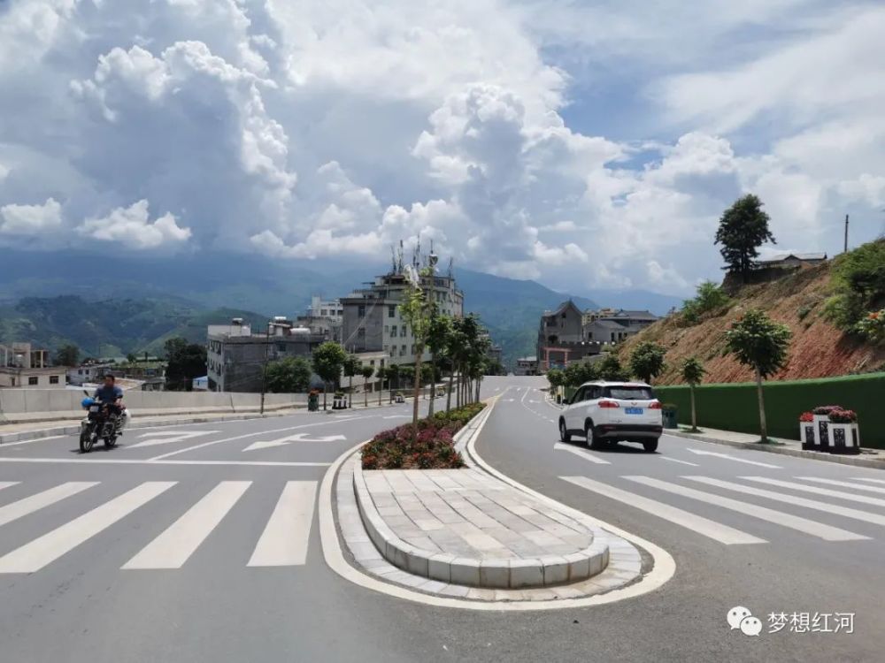 上县城主干道被绿树鲜花包围了楼道,墙面变得更干净了红河县城卫生