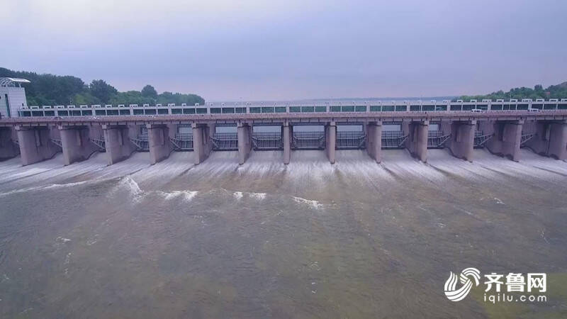 迎战台风"烟花" 省内最大水库峡山水库开闸放水
