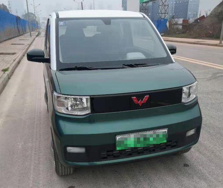 不用加油，3门4座，代步通勤＋遮风挡雨，毕业2年也能靠自己买台车