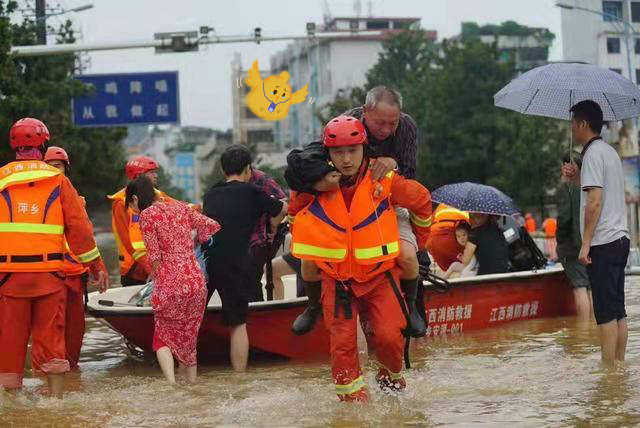 洛阳市伊川县突遭暴雨袭击,村内多处民房被淹没,消防员在群众的指引下
