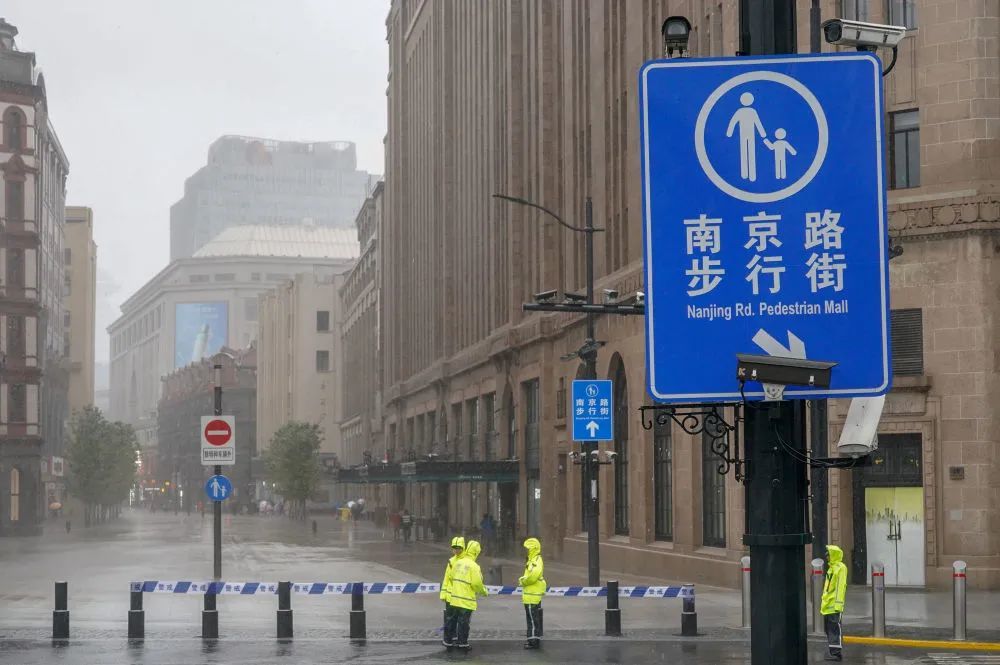 7月25日,上海南京路步行街已设立警戒线
