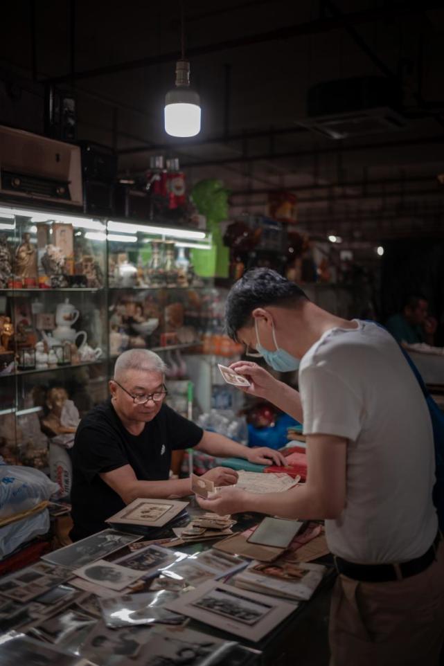 探秘上海"鬼市"