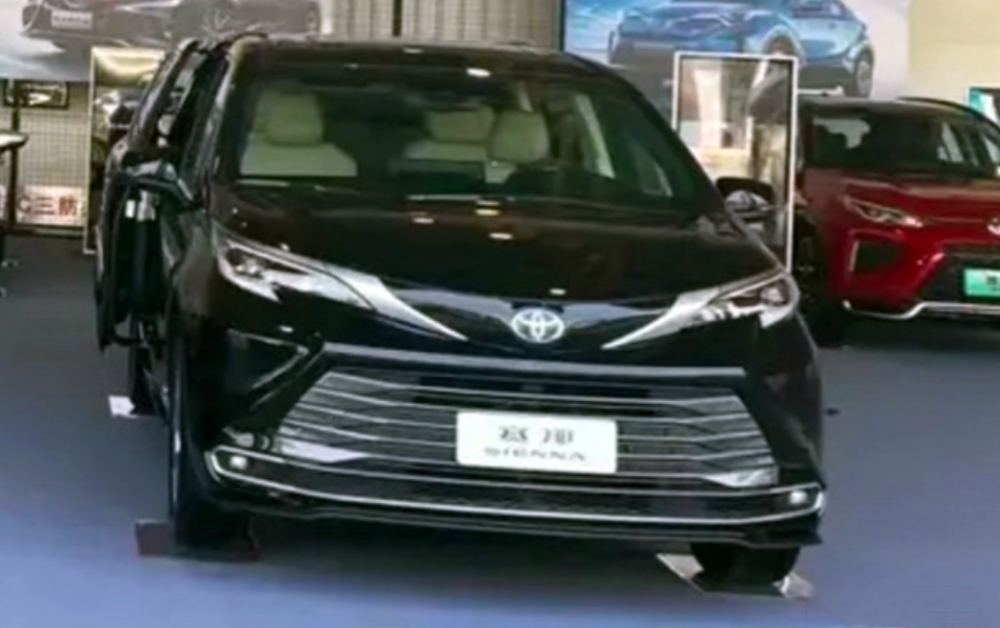 广汽丰田全新赛那实车现身，搭2.5L混动，车宽超GL8，预计售25万