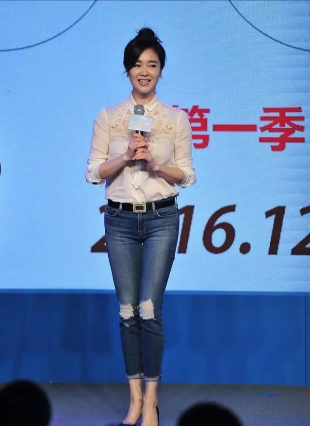 44岁左小青让人无地自容穿白色西装连衣裙一把年纪还有少女范