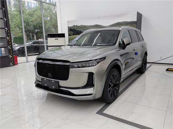 尬住 知乎直播拆解理想ONE新车：没有水银 但有锈迹