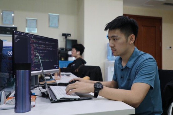 新生代的农民工就是爱学习最新报告近七成95后农民工渴望职业培训