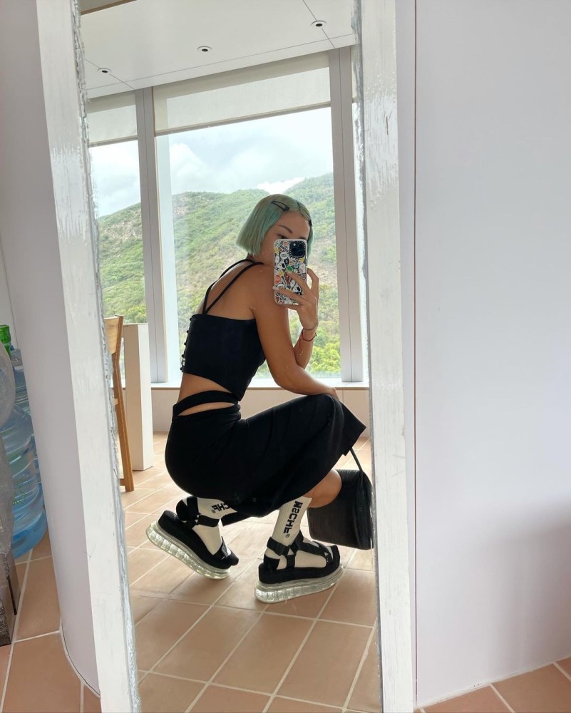 徐濠萦不当模特可惜了!穿一身黑气场超强,又黑又瘦也难掩高级感