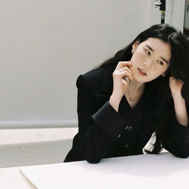 (cr:电影记者金贤敏)"比起用年龄划分,对我来说她更像是一座风格灯塔