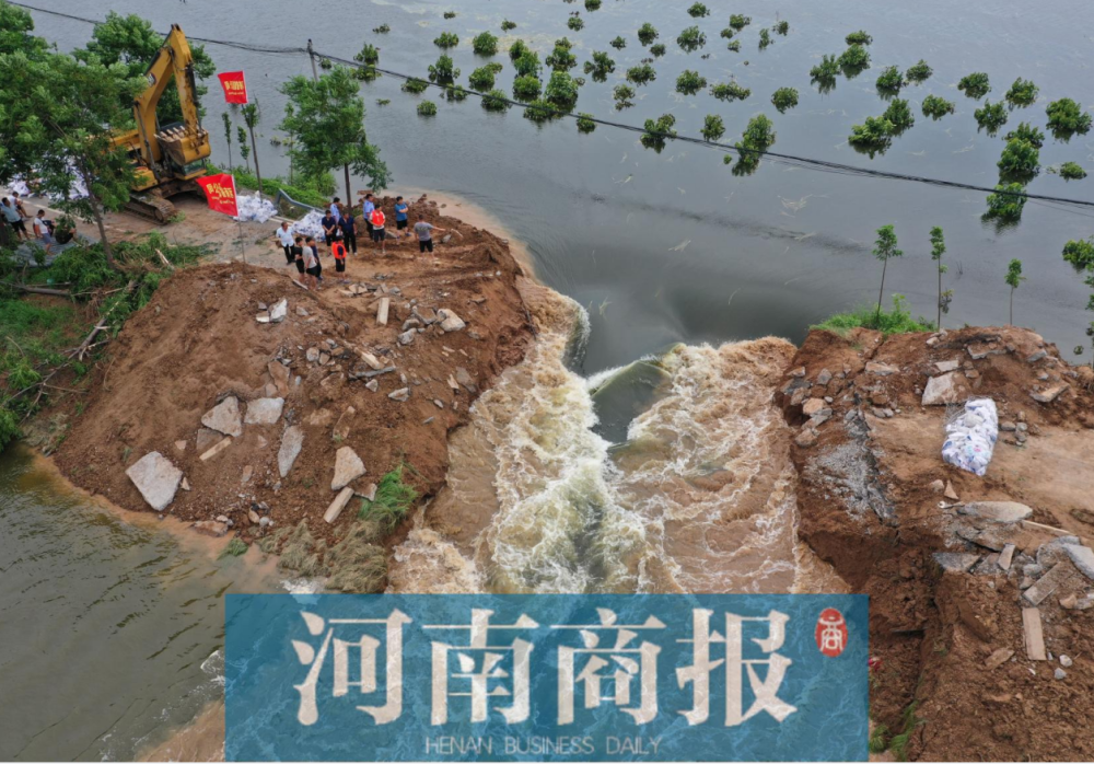 画面直击河南卫辉城区内涝严重已投入多台设备奋力排水