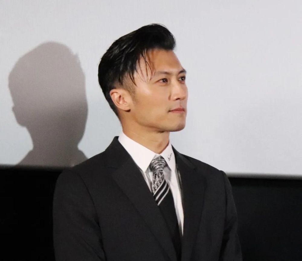 40岁谢霆锋久违亮相利落笔挺不显老态曾捐款100万援助河南