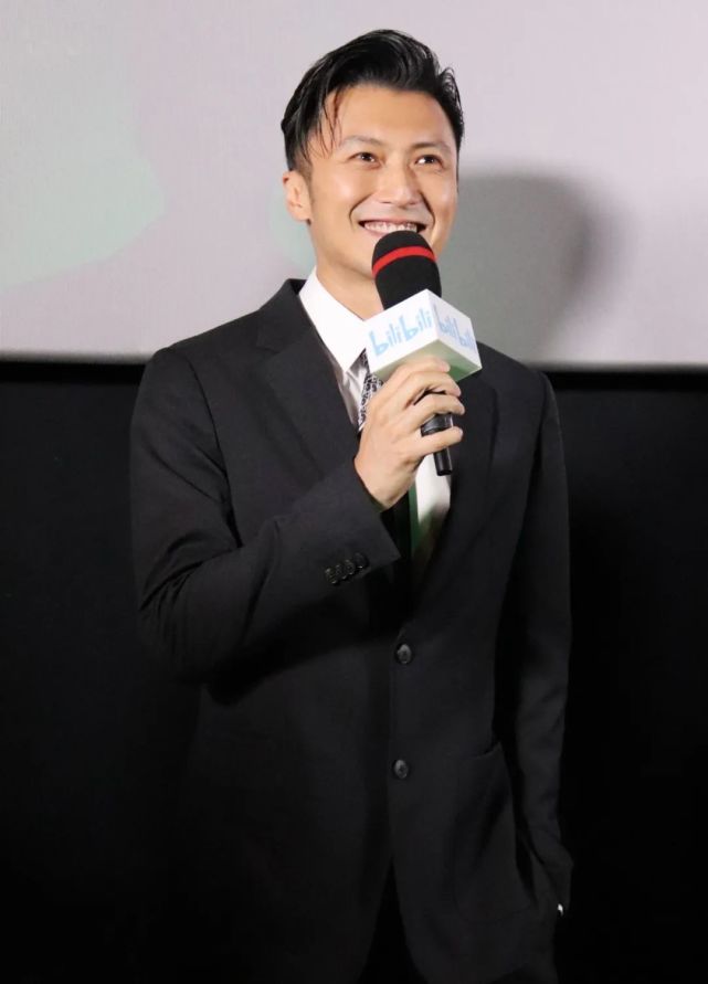 40岁谢霆锋久违亮相,利落笔挺不显老态,曾捐款100万援助河南