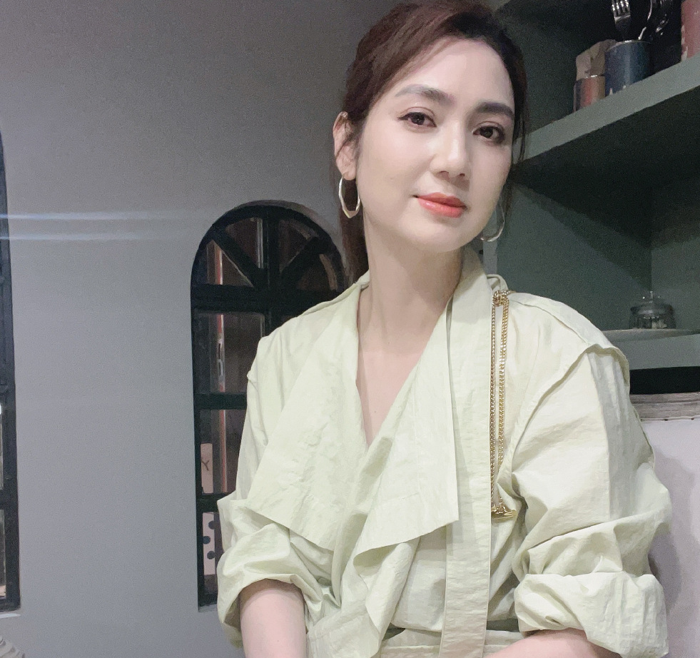 50岁洪欣晒母女走秀合照,生图下她胖若两人,彤彤台风稳星范足