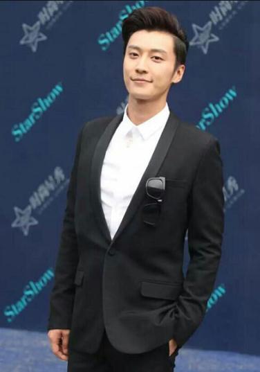 1987年出生于上海的乔任梁,出生就十分乖巧懂事.