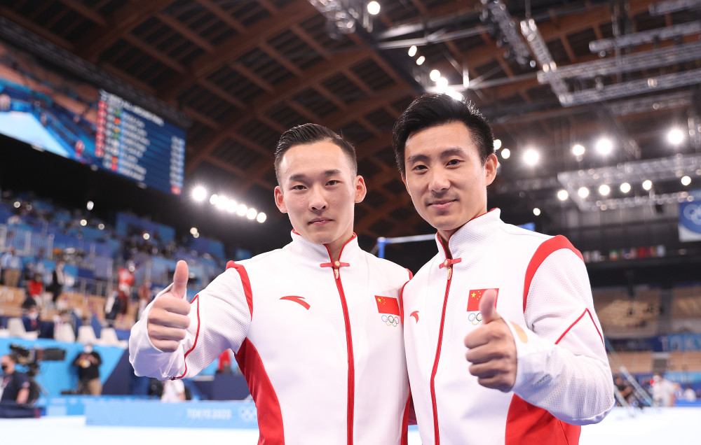 7月28日,肖若腾(左)与教练滕海滨在比赛后合影.