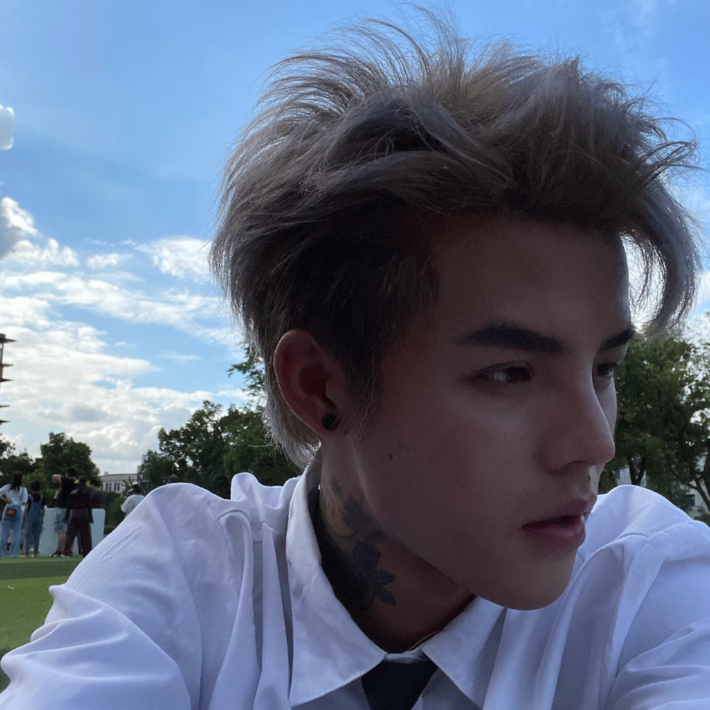 网红殷世航坦诚公开整容前的照片鼻翼稍宽侧脸很平但却被网友喷