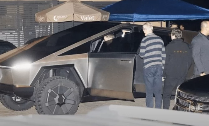 特斯拉皮卡出街被围观，造型又丑又帅？开车的是马斯克