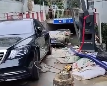 郑州奔驰车主回应堵车库：我没有一点责任